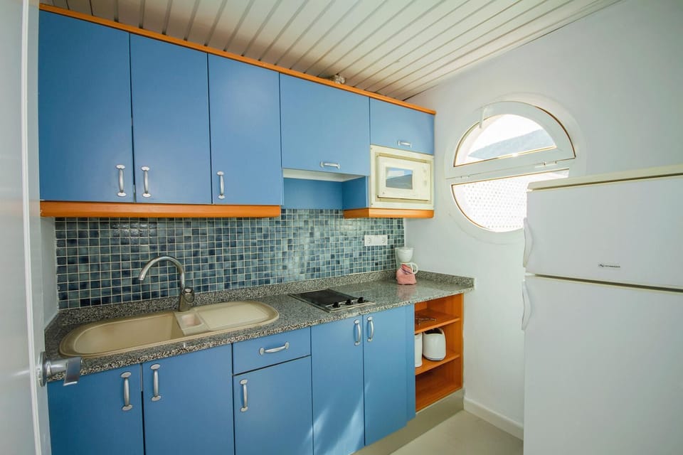 Full-size fridge, microwave, stovetop, coffee/tea maker