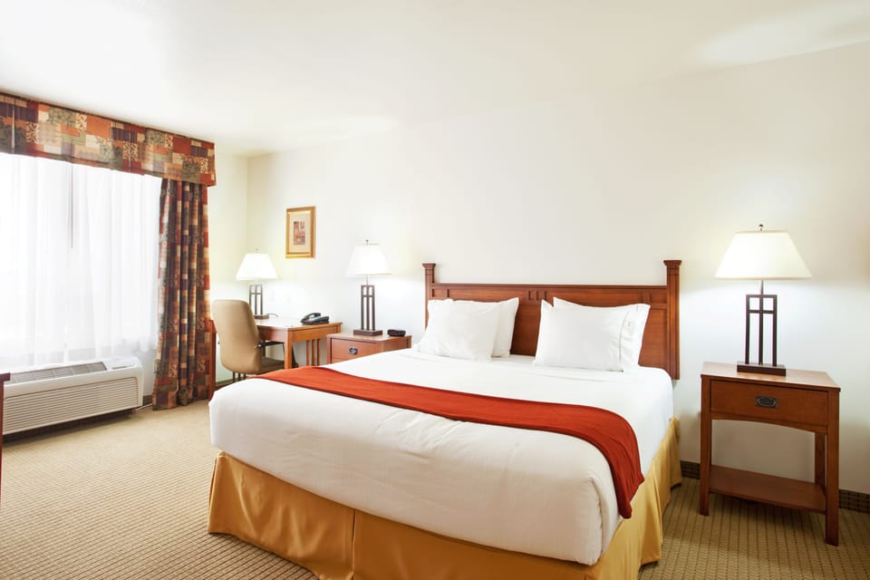 Suite, 1 King Bed with Sofa bed, Corner (Wet Bar) | Premium bedding, desk, iron/ironing board, cribs/infant beds