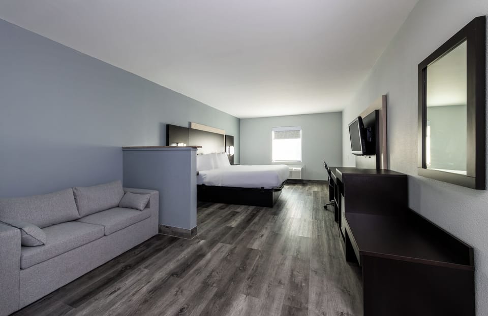 Deluxe Single Room | Individually furnished, desk, laptop workspace, iron/ironing board