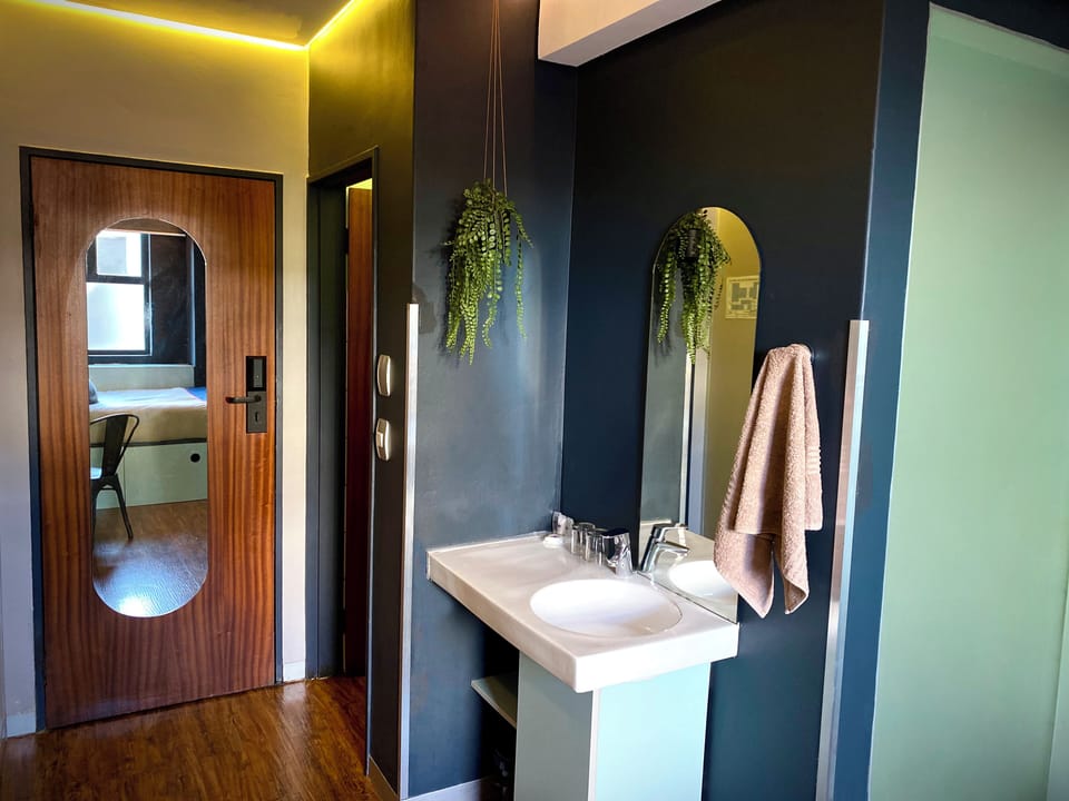 Ensuite - Room - Queen Bed | In-room safe, desk, free WiFi, bed sheets