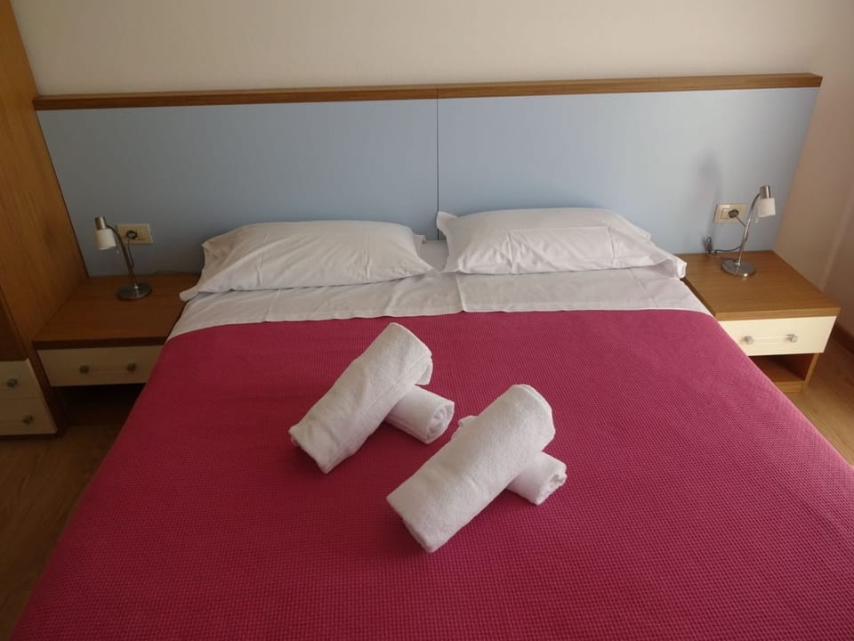 Double Room, Partial Lake View | Desk, free cribs/infant beds, free WiFi, bed sheets