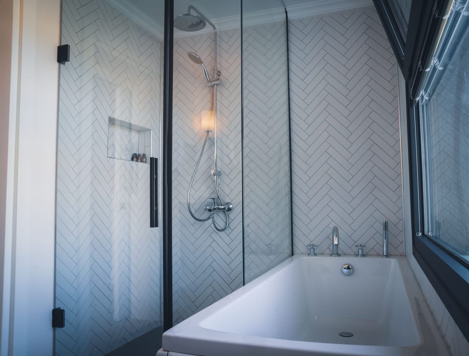 Junior Suite | Bathroom | Shower, free toiletries, hair dryer, bathrobes
