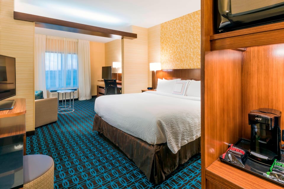 Room, 1 King Bed | Desk, laptop workspace, iron/ironing board, free cribs/infant beds