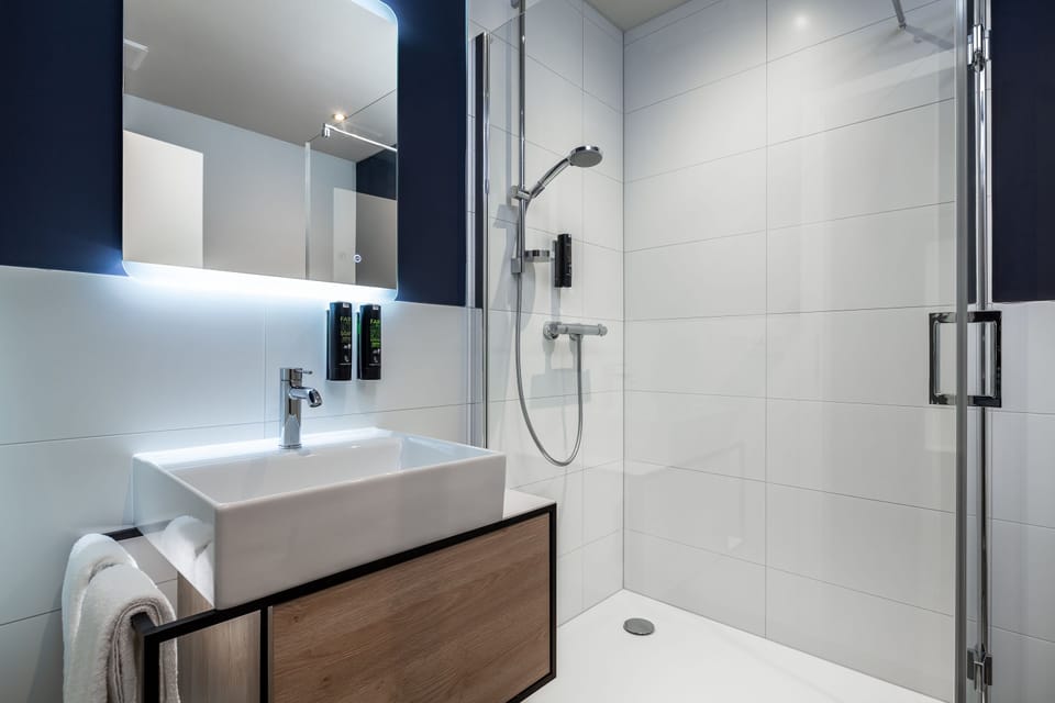 Shower, free toiletries, hair dryer, towels