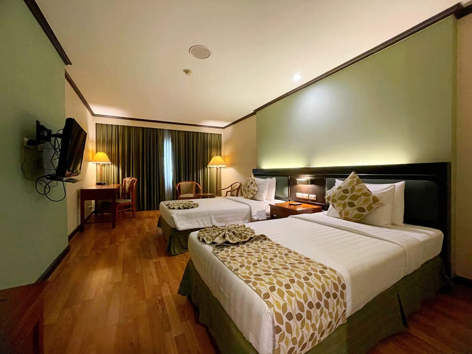 Deluxe Premium Twin Room | Minibar, in-room safe, desk, iron/ironing board