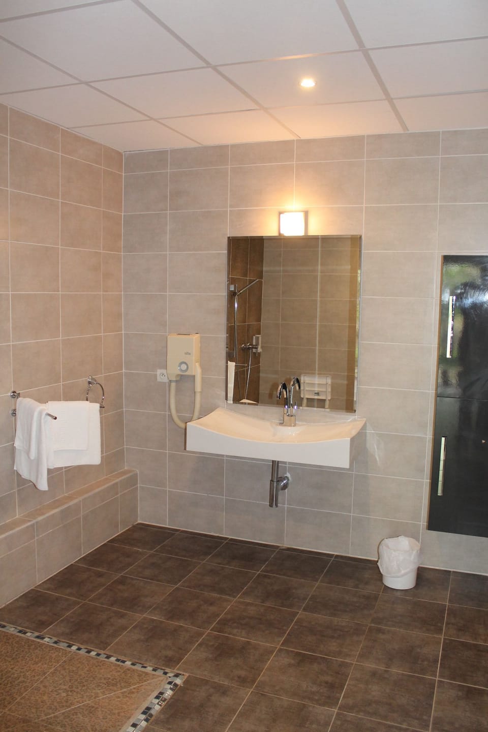 Comfort Triple Room, 3 Twin Beds, Accessible, Garden View (Leopard) | Bathroom | Free toiletries, hair dryer, towels, soap