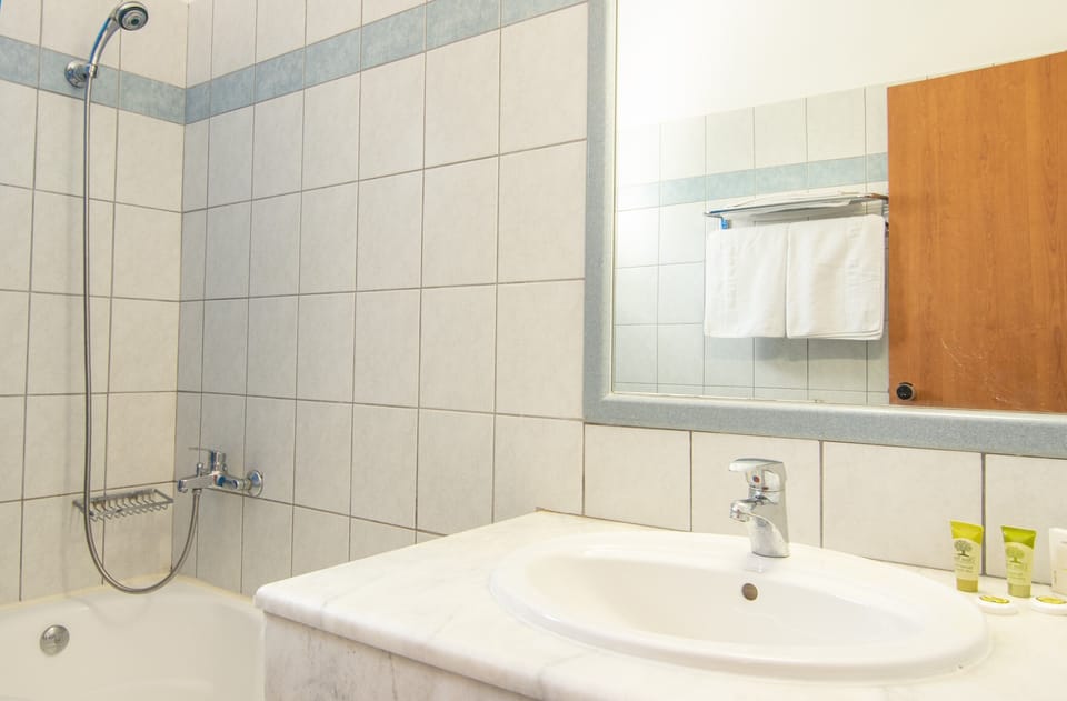 Bathtub, free toiletries, hair dryer, towels
