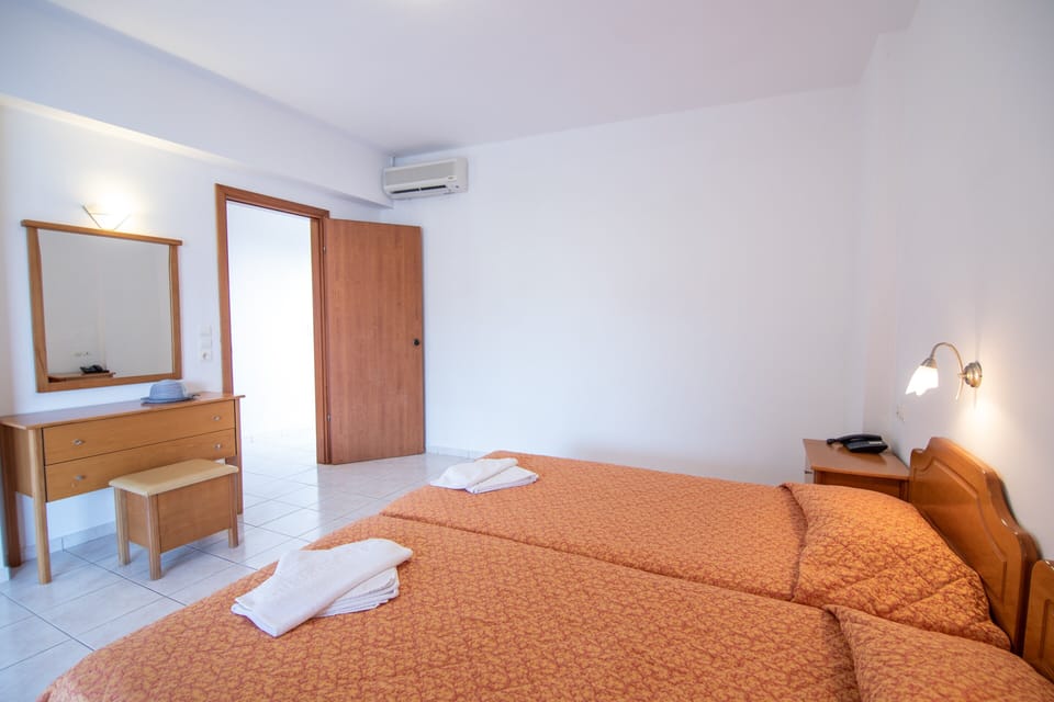 Deluxe Room | Egyptian cotton sheets, premium bedding, in-room safe