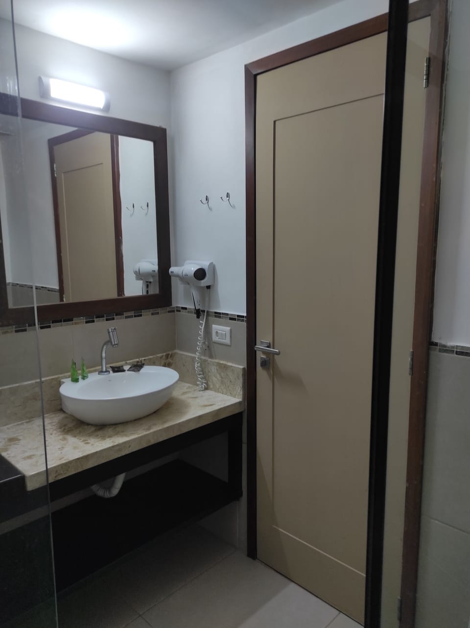 Loft Terreo | Bathroom | Shower, rainfall showerhead, free toiletries, hair dryer