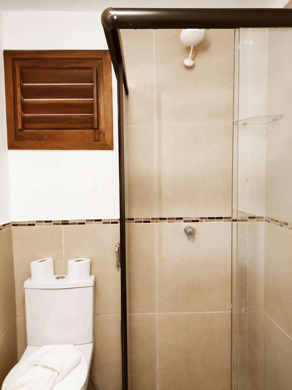 Superior Triple Room | Bathroom | Shower, rainfall showerhead, free toiletries, hair dryer