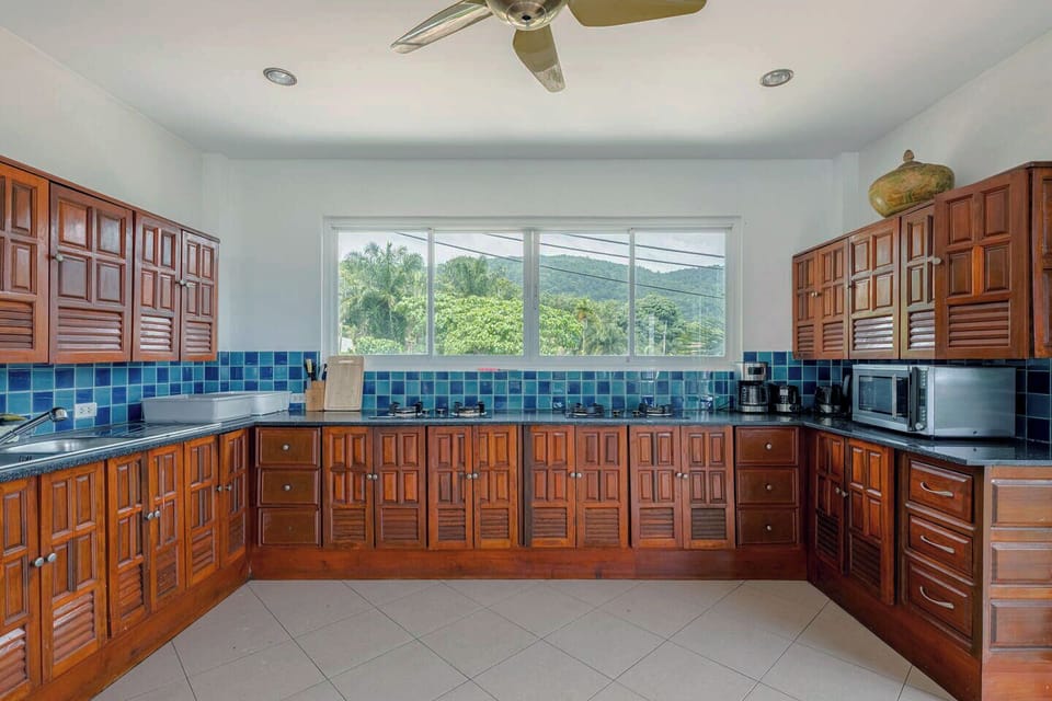 Coffee/tea maker, full-size fridge, microwave, oven
