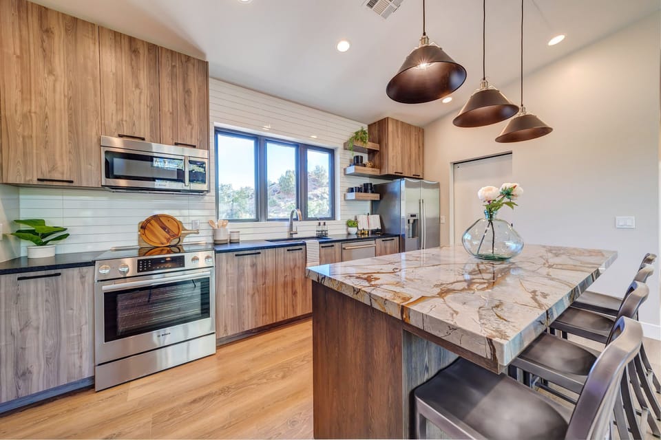 LaFave South: Echo Canyon | Private kitchen | Full-size fridge, microwave, oven, stovetop