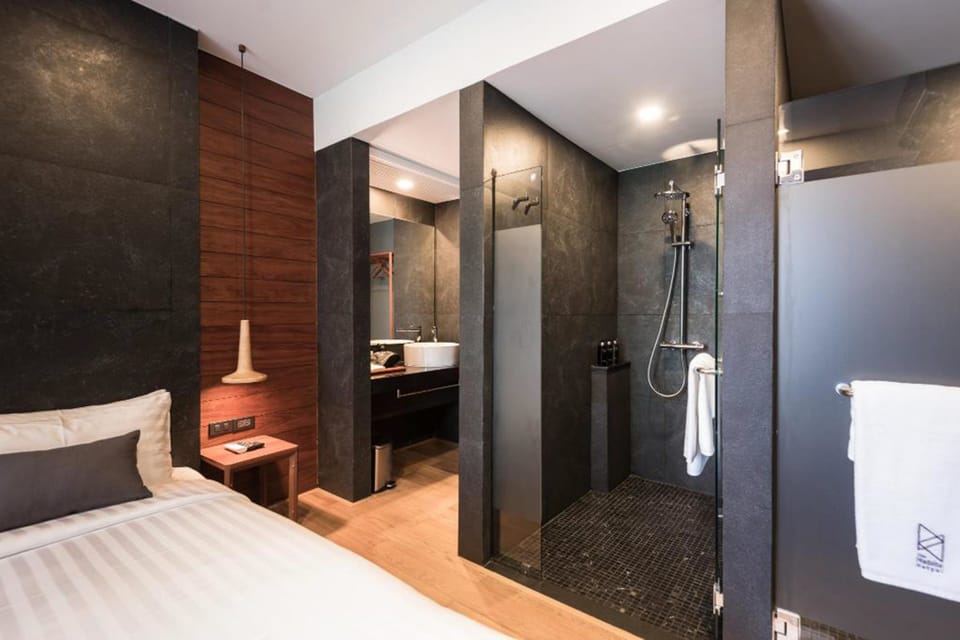 The Habita Prime | Bathroom | Shower, free toiletries, hair dryer, bidet