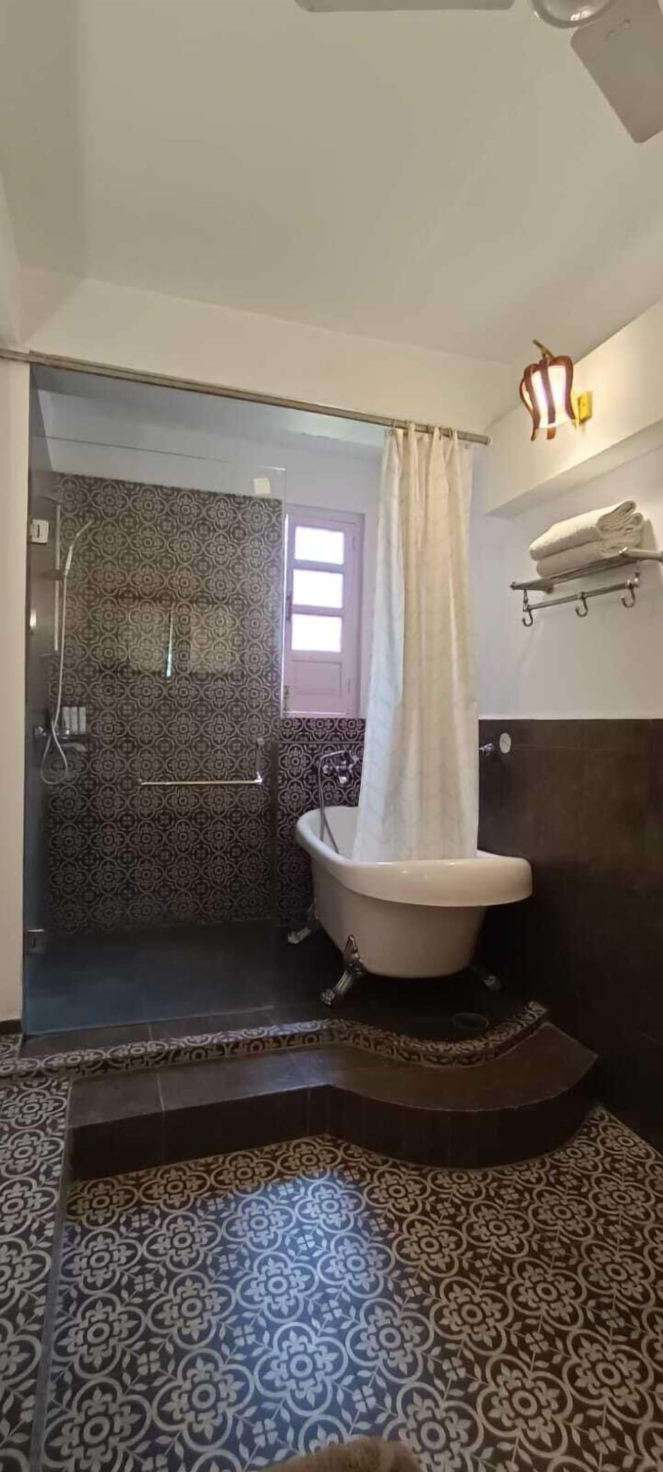 Ratnavali Grand Suite | Bathroom | Rainfall showerhead, free toiletries, hair dryer, bathrobes