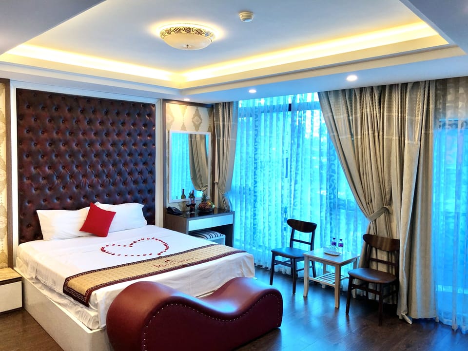 Deluxe Room | Minibar, in-room safe, desk, soundproofing