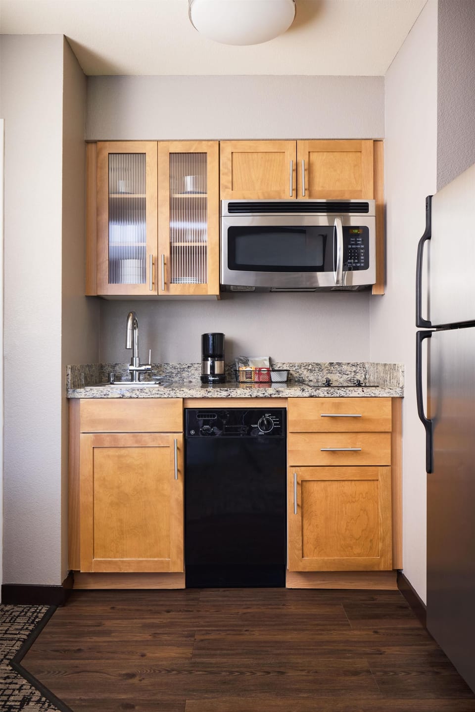 Studio, 1 King Bed with Sofa bed | Private kitchen | Microwave, coffee/tea maker
