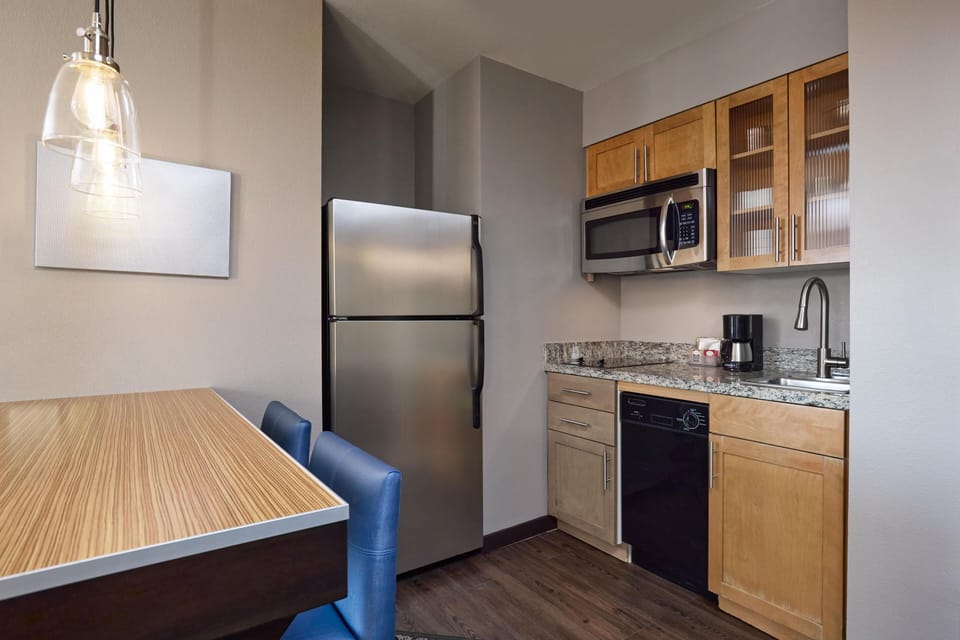 Studio, 1 King Bed | Private kitchen | Microwave, coffee/tea maker