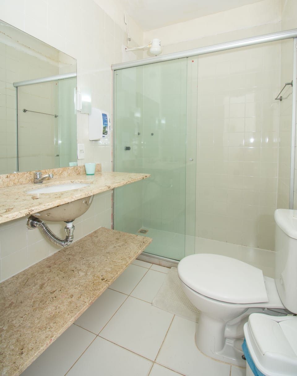 Suite dupla standard lateral | Bathroom | Shower