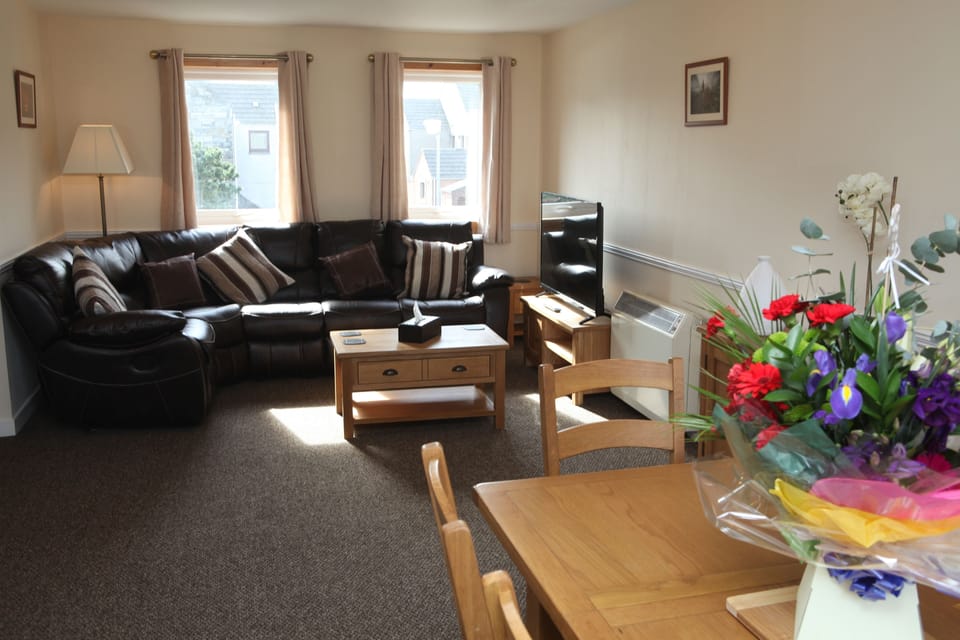 Apartment, 2 Bedrooms | 2 bedrooms, memory foam beds, iron/ironing board, free WiFi