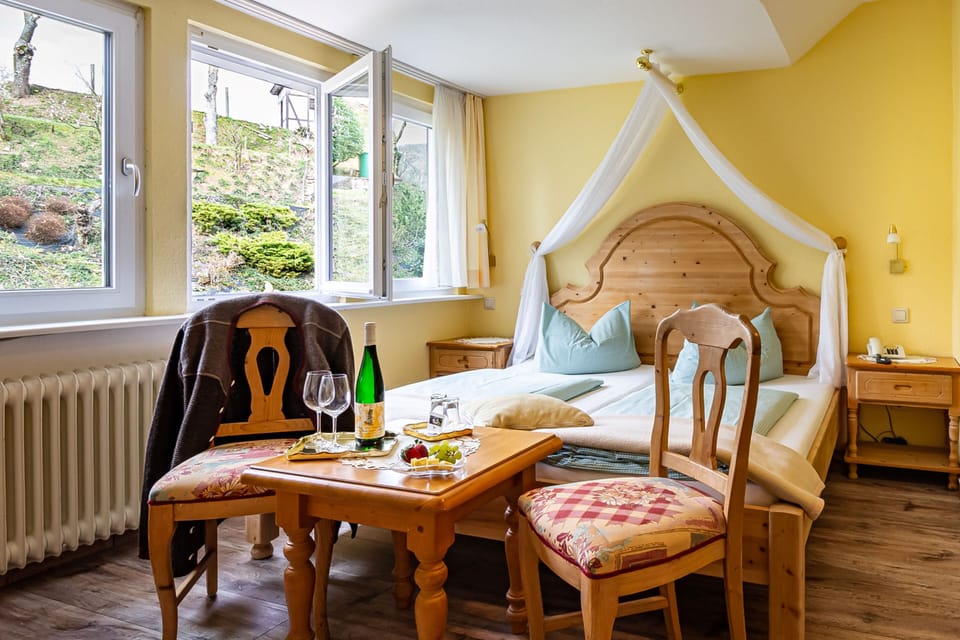 Comfort Double Room, 1 Queen Bed, Vineyard View, Slope side | Hypo-allergenic bedding, soundproofing, travel crib, free WiFi