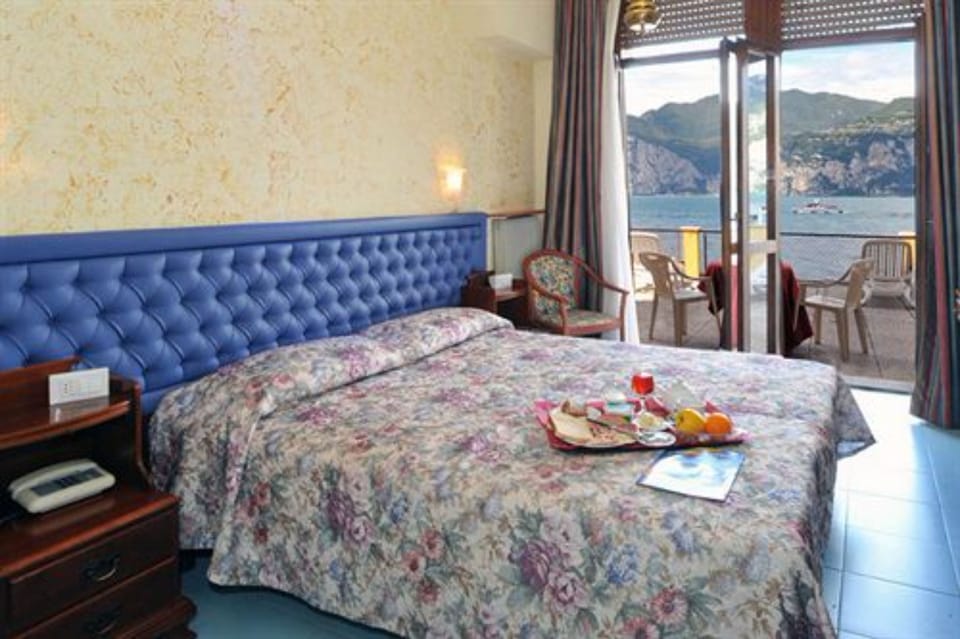 Standard Double or Twin Room, Lake View | Desk, bed sheets