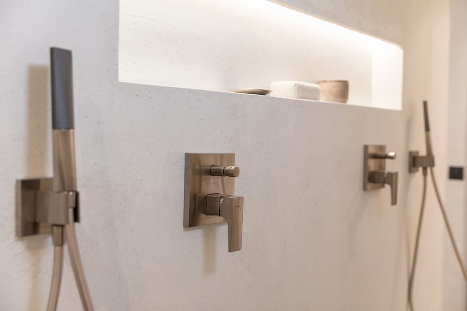 Junior Studio Suite | Bathroom | Shower, rainfall showerhead, free toiletries, hair dryer