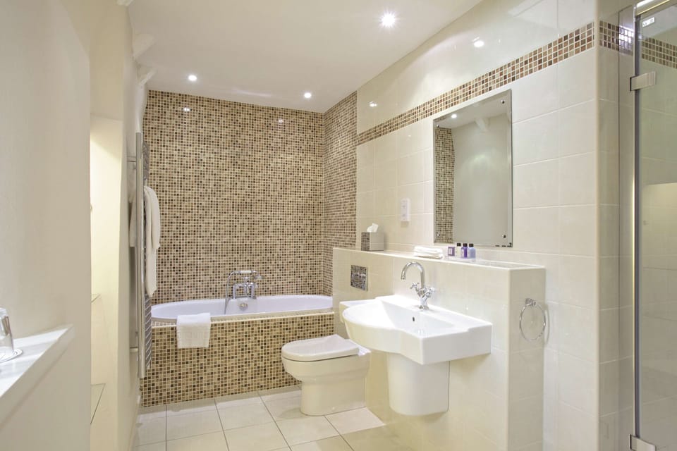 Combined shower/tub, free toiletries, hair dryer, towels