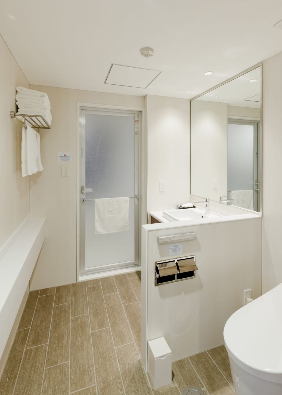 Combined shower/tub, deep soaking tub, free toiletries, hair dryer