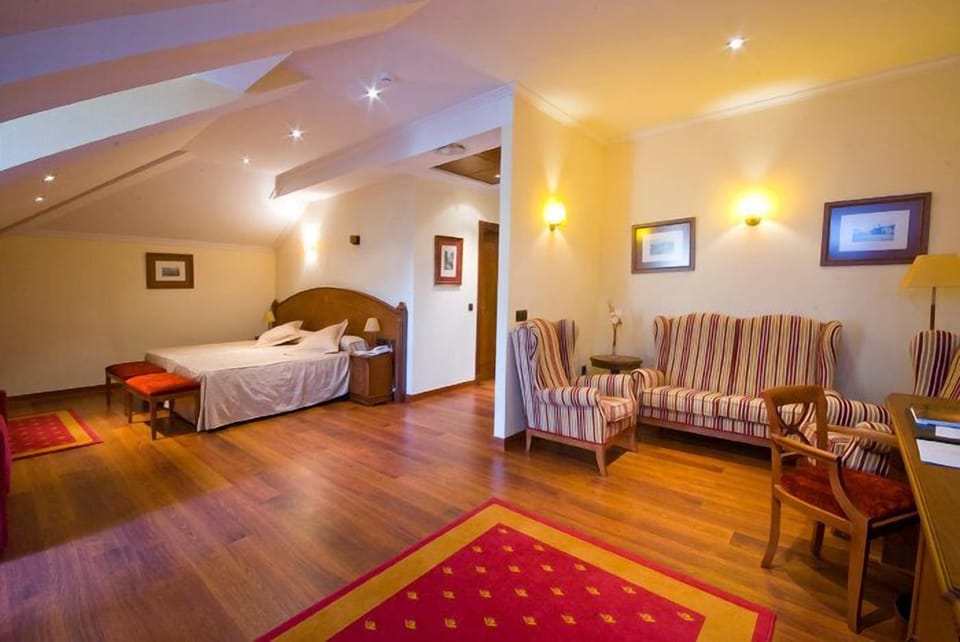 Deluxe Double or Twin Room, River View | In-room safe, desk, free WiFi, bed sheets