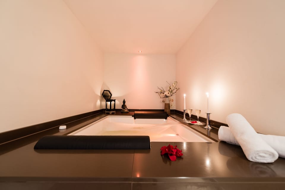 Indoor spa tub
