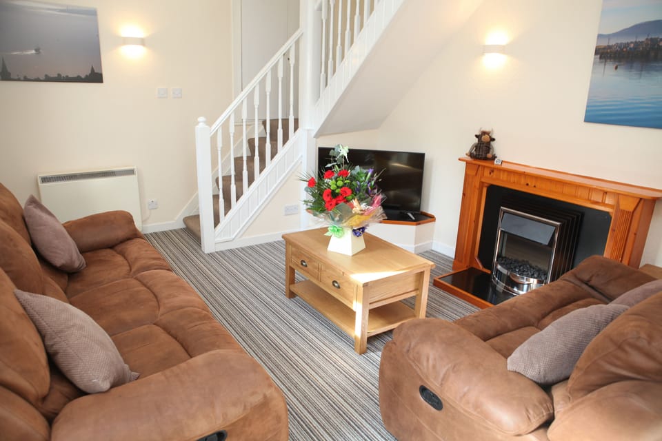 Cottage, 2 Bedrooms | Living room | Flat-screen TV, fireplace, Netflix, pay movies