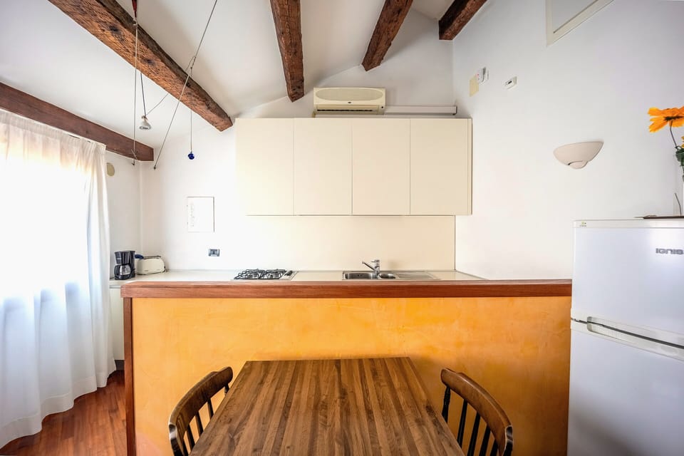 Classic Apartment, City View | Dining room