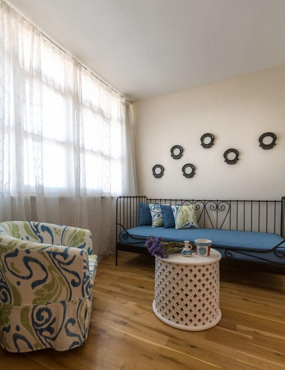 Deluxe Suite, 1 Bedroom, Garden View | Living area | Flat-screen TV