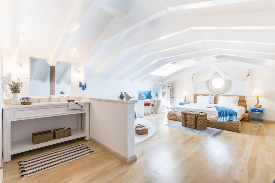 Suite, Jetted Tub (Attic) | Premium bedding, free minibar, in-room safe, individually furnished