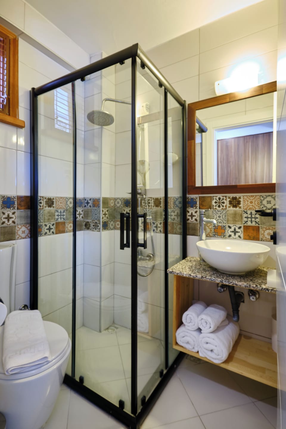 Shower, rainfall showerhead, free toiletries, hair dryer