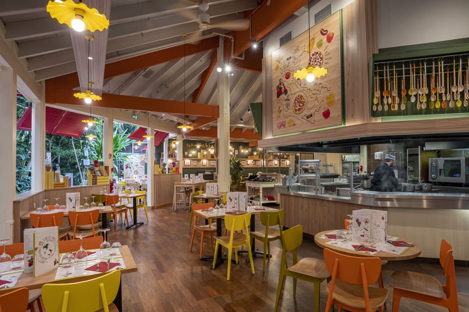 5 restaurants; lunch and dinner served
