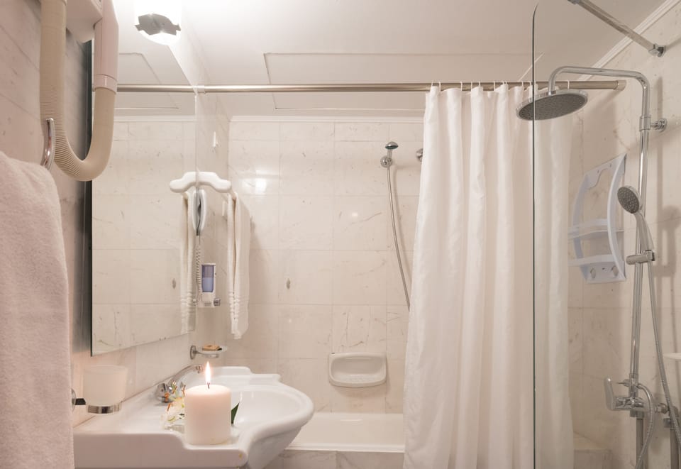 In-room safe, desk, bed sheets
