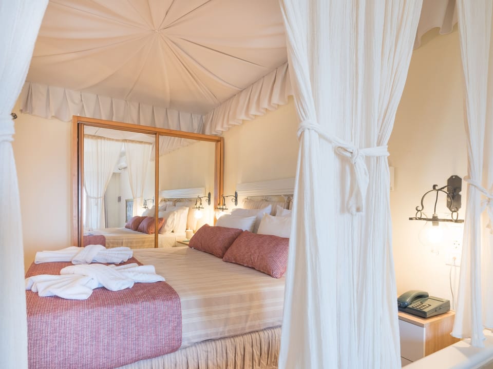 Classic Family Bungalow with Sea View | In-room safe, desk, bed sheets