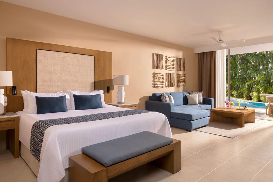 Junior Suite Pool View Swim Out King | Minibar (free items), in-room safe, desk, laptop workspace