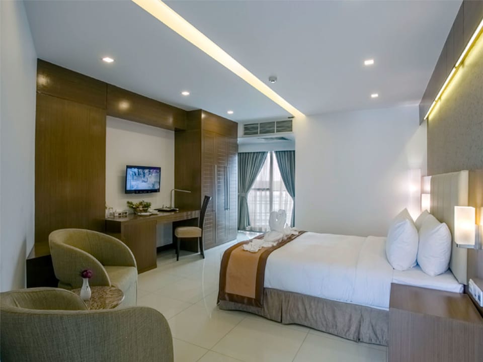 Super Deluxe Queen | Premium bedding, minibar, in-room safe, desk