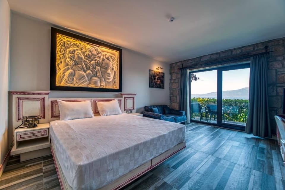 Superior Double Room, Balcony, Sea View | Minibar, in-room safe, desk, soundproofing