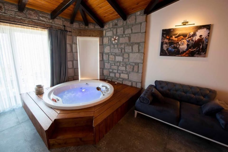 Deluxe Room with Jacuzzi | Minibar, in-room safe, desk, soundproofing