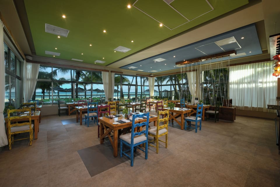 4 restaurants; breakfast, lunch, and dinner served
