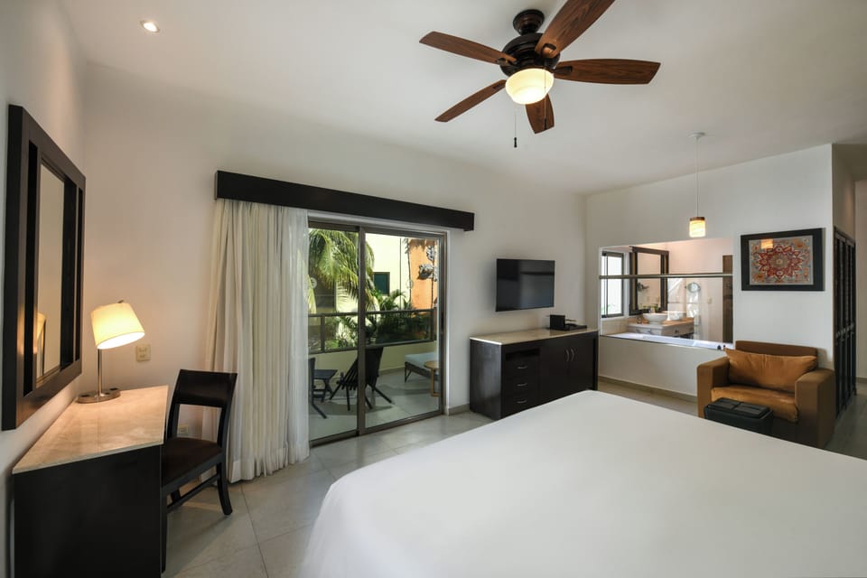 ROYAL RETREAT 1 BEDROOM STUDIO | In-room safe, desk, laptop workspace, iron/ironing board