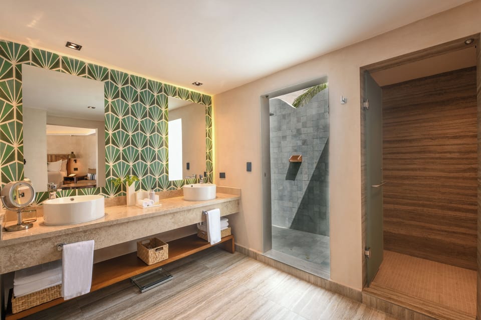 ROYAL RETREAT HAVEN SUITE | Bathroom | Free toiletries, hair dryer, slippers, towels