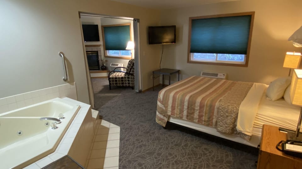 Suite, 1 Queen Bed with Sofa bed, Jetted Tub | Soundproofing, free WiFi, bed sheets