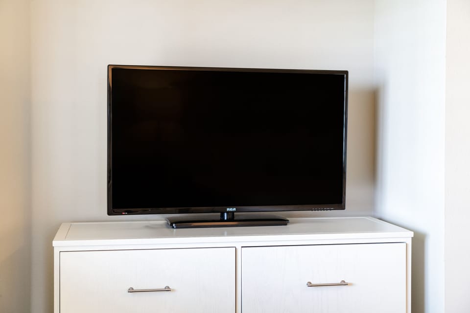 Standard Room, 1 King Bed | Iron/ironing board, bed sheets