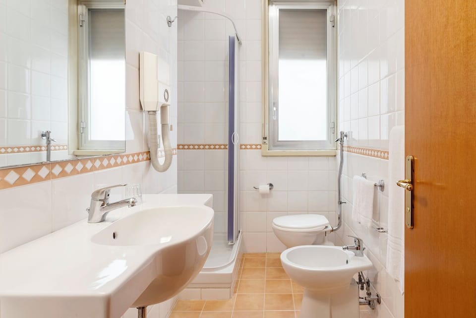 Shower, free toiletries, hair dryer, bidet