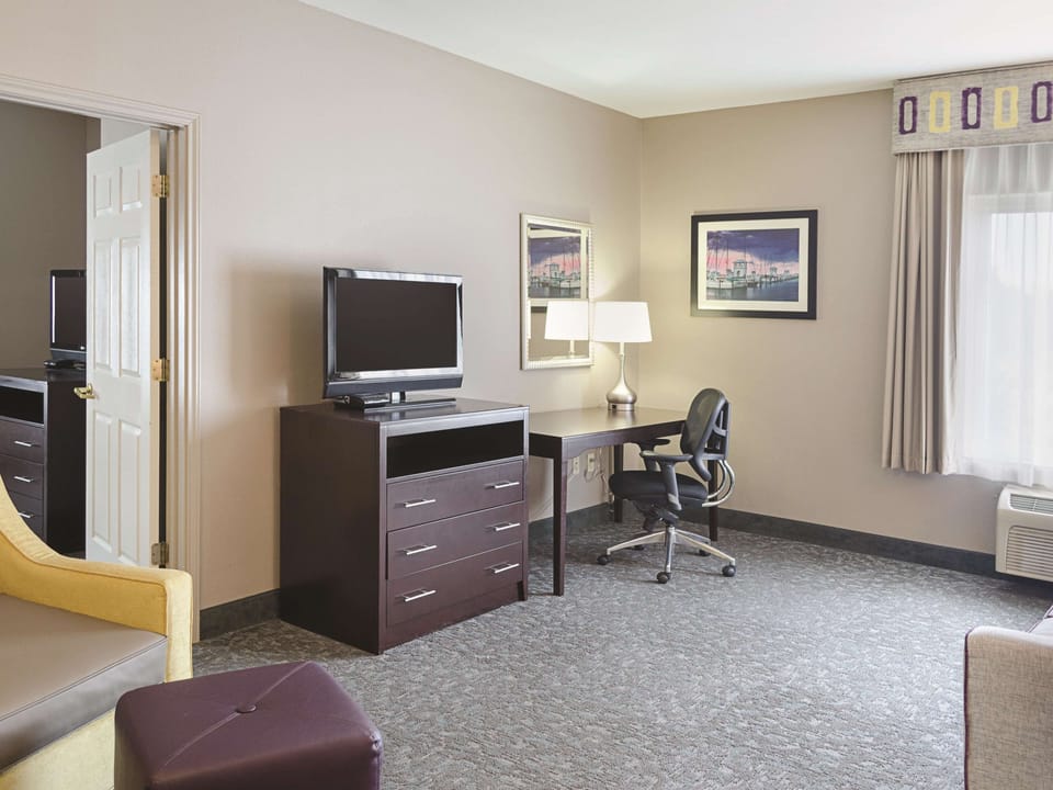 Deluxe Suite, 1 King Bed, Non Smoking | Premium bedding, desk, blackout drapes, iron/ironing board