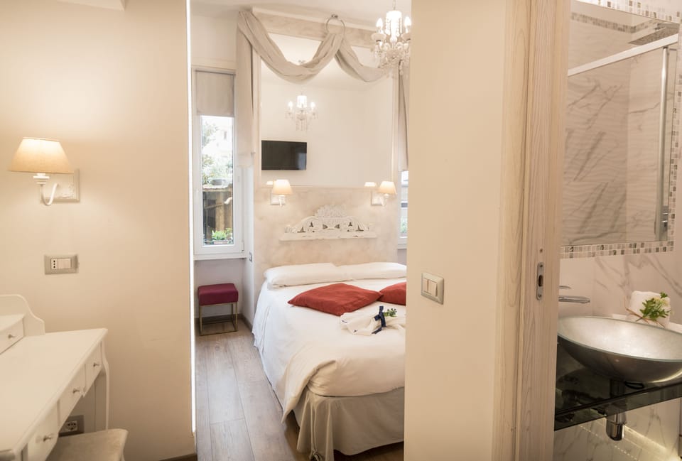 Club Room, 1 Bedroom (S5) | Bathroom | Shower, free toiletries, hair dryer, bidet